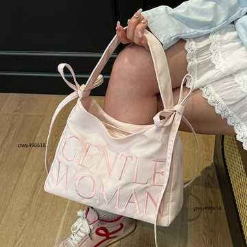 ✨臺灣出貨 粉色字母單肩包少女感滿滿腋下包女2026夏天新款時尚百搭上課包女