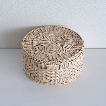 帶蓋羽毛和繩編織的圓形籃子