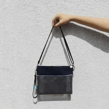 【黑白極簡時尚】環保黑格包-橫式側背包 │回收寶特瓶再生