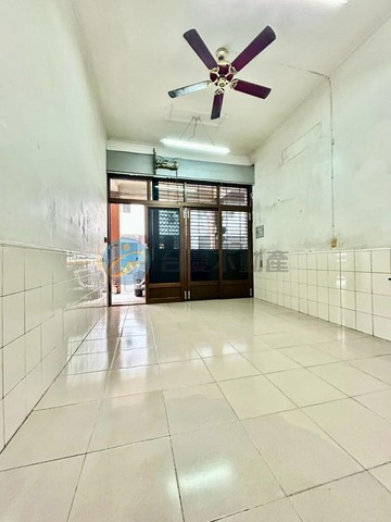 新光三越三多商圈R8捷運站透天店住｜高雄市前鎮區滇池街