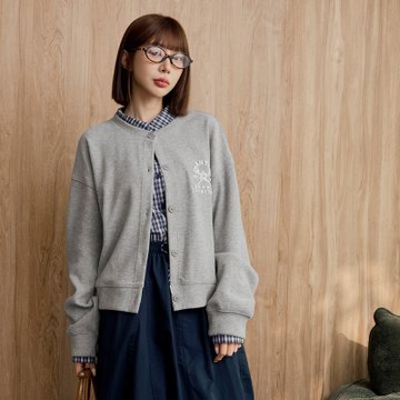 OB嚴選中大尺碼-棉質英文刺繡排釦寬鬆棒球外套《EA3872》