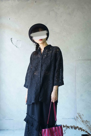 尋寶古著-黑色個性簍空蕾絲緹花寬鬆長版襯衫