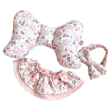 Lianne Baby花間粉兔彌月禮盒三件組 手工豆絨寶寶蝴蝶枕+雙層荷葉公主圍兜+寶寶髮帶 粉色  1組