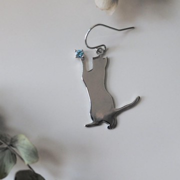 一隻耳朵貓剪影耳针（站立的貓）藍月光石、藍托帕石、紫水晶、橄欖石