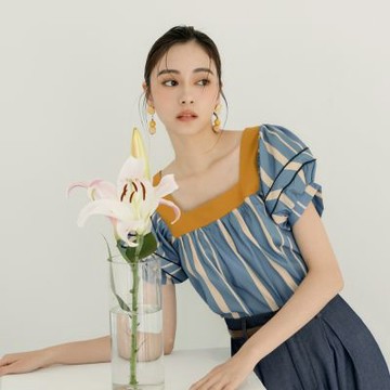 OB嚴選中大尺碼-小V臉．方領撞色條紋印花拋袖上衣《AB18822》
