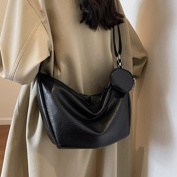 免運🎀 大容量包包女式百搭2025新款高級感小衆設計寬帶斜背包休閒水餃包單肩側背包餃子包 牛角包 斜背包月牙包 水餃包女