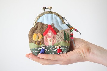 硬幣或化妝品的小錢包。絎縫化妝包 Cozy Houses。