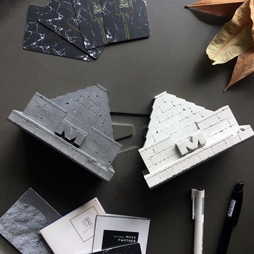 曙MUSE｜M字金字塔水泥名片架 原創 造型 禮物 創意 居家擺飾 手機架 杯墊架 辦公室 擴香石