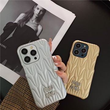 歐鵲 新款潮牌m家閃鉆壓印15適用蘋果14promax手機殼iPhone13女款12pro皮質14金色奢華個性銀色高級感名媛風