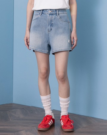 顯瘦剪接皮標牛仔短褲