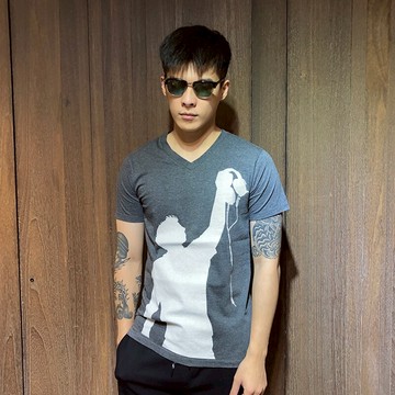 美國百分百【全新真品】Crooked Monkey T恤 V領 上衣 T-shirt 短袖 短T 鐵灰 S號 AN13