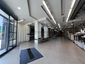 東區虎尾寮三角窗百坪霸氣電梯金店面｜台南市東區裕誠街