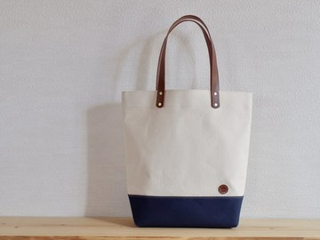 皮革提把 帆布 A4 長型托特包 原色 × 藏藍