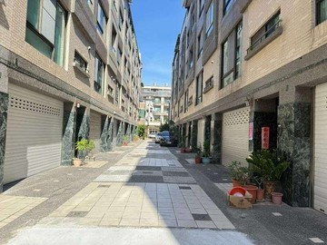 鳳頂特區｜大面寬車庫別墅｜活巷進出坐北朝南｜高雄市鳳山區真君路