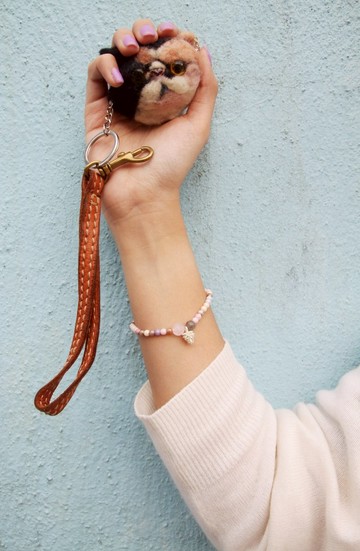 手工彩色陶瓷珠 配 雕花粉晶, 拉長石, 鍍銀小松果, 彈性手鍊 Pink Quartz & Labradorite Ceramic beads bracelet