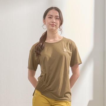 ★【喜芝梅】旭日橋景 胸前字母皇冠繡飾側抽皺短袖上衣(綠色；M-2L) 125460211