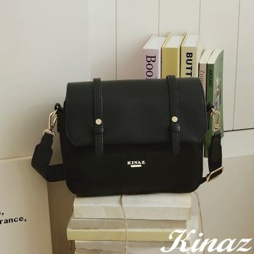 KINAZ 雙帶雙釦皮革掀蓋防潑水尼龍多層斜背包-原味醇黑-鹽感奶油系列
