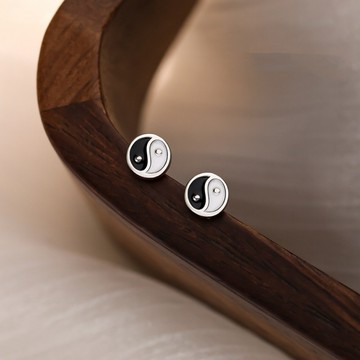 《現貨 快速出貨》眉兒銀飾 太極陰陽 足銀耳環 黑白對稱中性耳釘 東方風格能量飾品 男女可戴 太極耳環 個性耳環 耳針