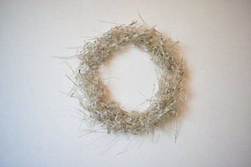 細穗香蒲與和紙編織而成的花圈