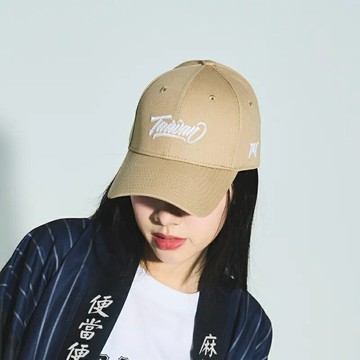 【毒】現貨供應-DV X Kingson Artworks 最夯TAIWAN 草寫老帽｜卡其