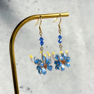 【藍色彼岸花】綴兩顆水晶的閃耀耳針 / 耳夾 藝術飾品 樹脂