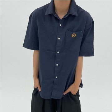 正韓簡約日常堅挺口袋刺繡短袖襯衫 YUPPIE 現貨優惠商品