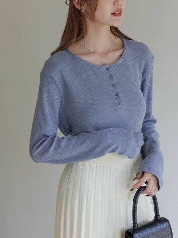 柔軟圓領小圓釦上衣