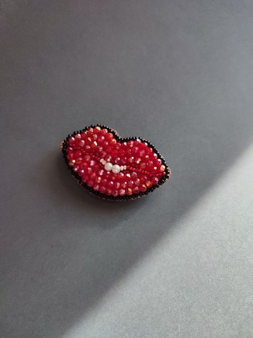 水晶唇針  閃亮串珠胸針  珠寶別針  紅唇刺繡手工胸針