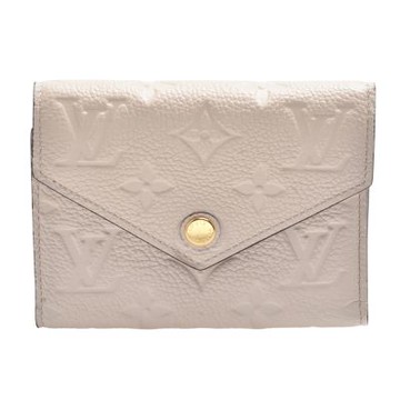 LV  M82344經典Victorine系列Monogram Empreinte三折暗釦短夾(奶油白)