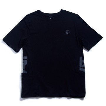 【涼夏短T】IZZVATI-側腰剪裁口袋短T-藍/黑