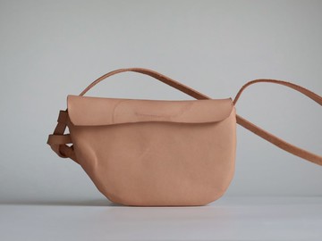 原皮色不規則小型側背包