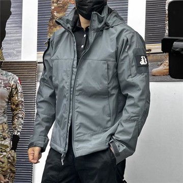 秋冬男戶外抓絨戰術夾克軟殼沖鋒衣防水大碼登山服加絨外套風衣