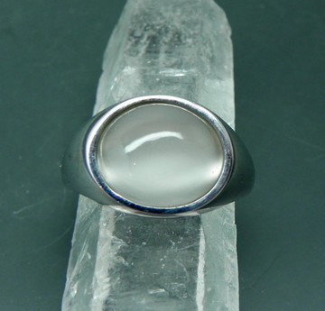 14K 白金，鑲嵌 AAA A 級天然未經處理的白色月光石，採用弧面切割，尺寸 12x10 公釐，重 3.80 克拉。