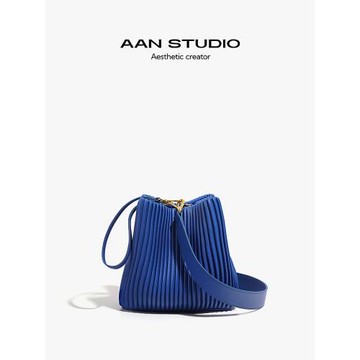【AAN】 韓國小眾設計褶皺包包真皮克萊因藍通勤單肩斜挎水桶包女