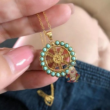免運🔥金色轉運護身卍字太陽紋吊墜 天藏飾六字真言萬字項鍊 女復古鎖骨鏈 招財平安飾品 辟邪擋災 祈福開光 生意興隆