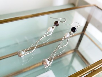 【六月・九月誕生石】銳化感性的堇青石 與 淡水珍珠・耳環/耳夾