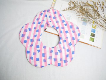 Hello baby系列。雲兜│八重紗口水巾  圍兜:::粉紅幾何