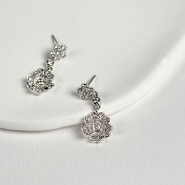 銀色花朵黃銅耳環/輕奢 花型耳環 垂墜耳環 黃銅飾品 針式耳環