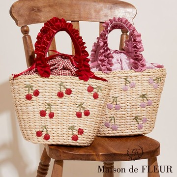 Maison de FLEUR 鄉村風編織籃櫻桃刺繡荷葉摺邊手提包(08000123400)