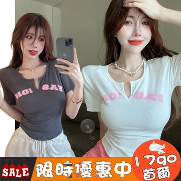售完不補🔥C93 V領字母印花不規則短袖T恤女 夏季設計感修身顯瘦短袖上衣女 百搭短t 百搭上衣 顯瘦上衣 v領上衣t恤