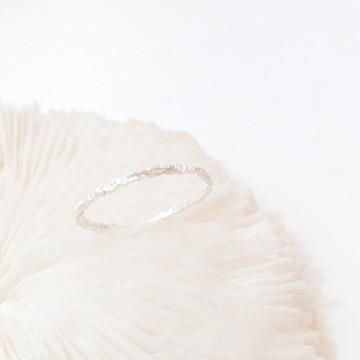 / 霜 / 999純銀閃閃花邊戒指 幼戒 敲花 扭轉戒指