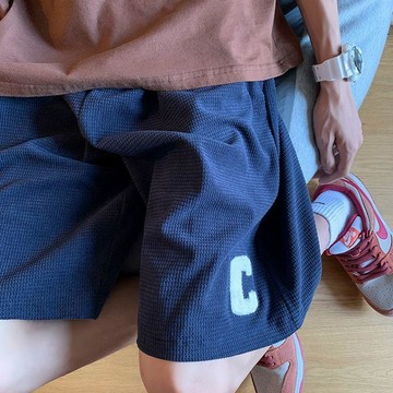 潮男短褲！夏季冰絲短褲男華夫格抽繩簡約寬鬆休閒褲男裝夏季直筒五分褲 闊腿短褲 男生五分褲 夏季短褲 休閒 時尚中褲夏