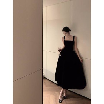 (免運)法式方領絲絨吊帶連衣裙女收腰氣質赫本風生日名媛禮服黑色長裙子