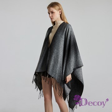 【Decoy】流沙漸變＊流蘇加大保暖斗篷式披肩/黑灰