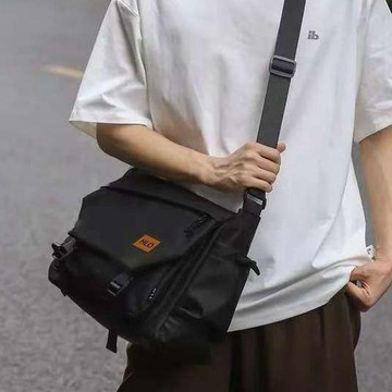 熱銷🎁2025新款單肩男包上班通勤運動騎行機能防水便攜多功能斜跨郵差包 大容量斜背包 斜挎包 側肩包 韓系側背包 斜包