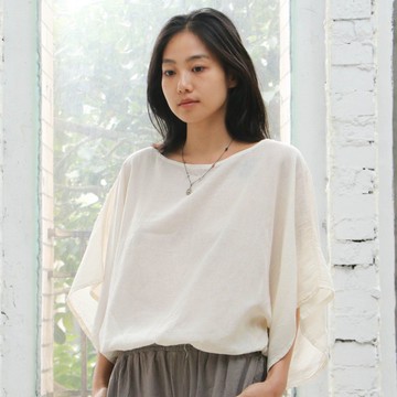 寬版平領下擺縮口上衣 / 慕斯布 米白