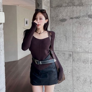 【單穿就超好看】DOMISS羊絨針織方領修身上衣 爆推-4色 針織上衣 毛衣(現貨)