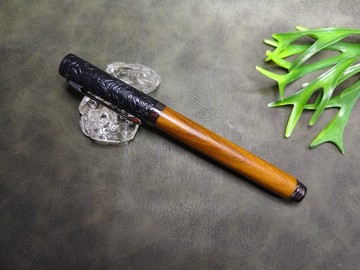 綠檀木 原木 手工筆 鋼珠筆( 浮雕花款)