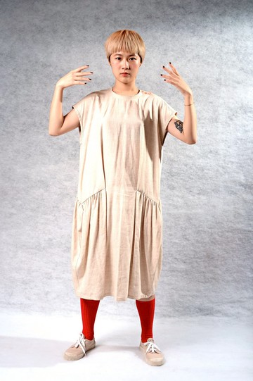 腰際垂墜律動小摺疊 清爽洋裝