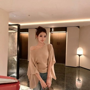 一字肩上衣 卡其色斜肩上衣女 韓系不規則長袖針織衫女 法式浪漫辣妹設計 修身顯瘦 露肩上衣